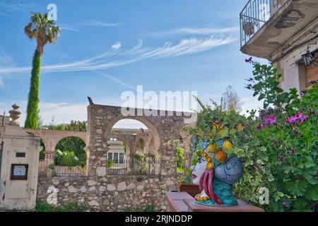 tête typique des landes comme un vase à fleurs et vieux murs en pierre en arrière-plan à taormina, sicile, italie Banque D'Images