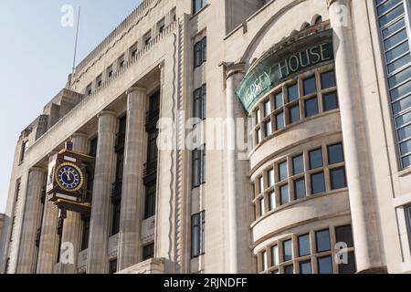 L'horloge ornementale de Peterborough House, l'ancien bâtiment Daily Telegraph sur Fleet Street, Fleet Street, Londres, Angleterre, Royaume-Uni Banque D'Images