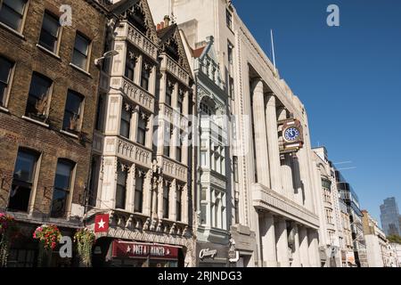 L'horloge ornementale de Peterborough House, l'ancien bâtiment du Daily Telegraph sur Fleet Street, Londres, Angleterre, Royaume-Uni Banque D'Images