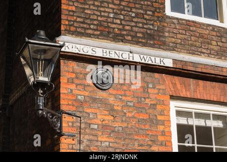 Une vieille lumière de gaz à l'extérieur des chambres des avocats sur Kings Bench Walk, Inner Temple, Inns of court, City of London, Angleterre, ROYAUME-UNI Banque D'Images