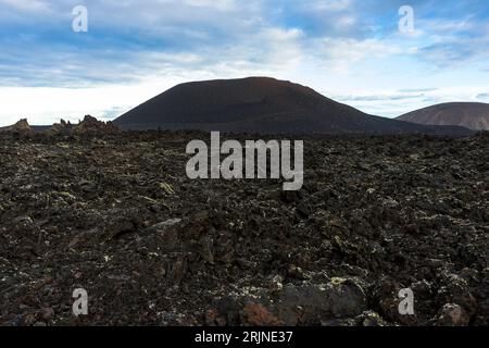 Îles Canaries, Lanzarote, Parc National de Timanfaya : coulée de lave en face de la Caldera de los Cuervos Banque D'Images