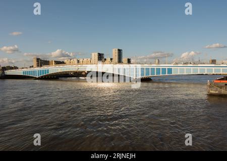 Pont Wandsworth traversant la Tamise, maintenant fermé pour réparations et entretien essentiels, Wandsworth, sud-ouest de Londres, Angleterre, Royaume-Uni Banque D'Images