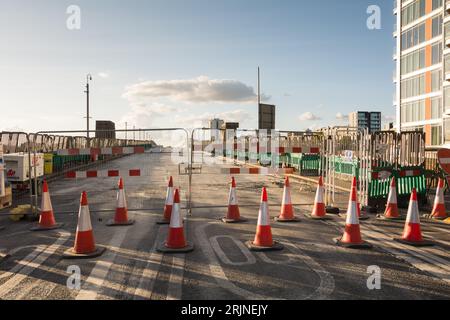 Un pont Wandsworth désert traversant la Tamise, maintenant fermé pour réparations et entretien essentiels, Wandsworth, au sud-ouest de Londres, Angleterre, Royaume-Uni Banque D'Images