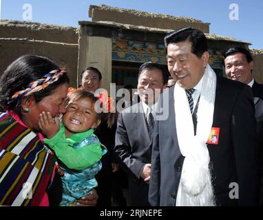 Bildnummer : 50923016 Date de référence : 29.08.2005 Copyright : imago/Xinhua Jia Qinglin (RE., CHN/Vorsitzender PKKCV) im Gespräch mit Einwohnern von Longri BEI Jiangdang während seines Besuches in der Xigaze Region anlässlich des 40. Jahresstages der Gründung des chinesischen autonomen Gebiets Tibet , Personen , optimistisch ; 2005, Lhassa, Chine, Besuch, Besuche, Jahrestag, Jahrestage, vierzigster, 40, Jubiläen, Jubiläum, Politiker, Politik, Landeskomitee der Politischen Konsultativkonferenz des Chinesischen Volkes, Besuch, Ja Quinglin, Gründungsfeier, Chinesisches Autonomes Gebiet, Bürgernähe, bürgernah, Banque D'Images