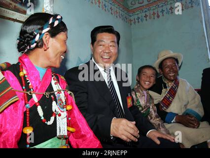 Bildnummer : 50923021 Date de référence : 29.08.2005 Copyright : imago/Xinhua Jia Qinglin (Mitte., CHN/Vorsitzender PKKCV) im Gespräch mit Einwohnern von Longri BEI Jiangdang während seines Besuches in der Xigaze Region anlässlich des 40. Jahresstages der Gründung des chinesischen autonomen Gebiets Tibet , Personen , optimistisch , Freude ; 2005, Lhassa, Chine, Besuch, Besuche, Jahrestag, Jahrestage, vierzigster, 40, Jubiläen, Jubiläum, Politiker, Politik, Landeskomitee der Politischen Konsultativkonferenz des Chinesischen Volkes, Besuch, Ja Quinglin, Gründungsfeier, Chinesisches Autonomes Gebiet, Bürgernähe, Banque D'Images