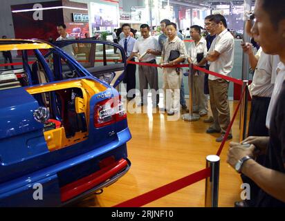 Bildnummer : 50923899 Datum : 16.09.2005 Copyright : imago/Xinhua Asiatische Messebesucher besucher estaunen einen VW Polo auf der 8. Internationalen Automobilmesse 2005 in Chengdu, Personen ; 2005, Chengdu, Messen, internationale Automobilausstellung, Automesse, Automessen, Automobilindustrie, Auto, voitures, Fahrzeuge, Neuheit, Neuheiten, PKW, PKW, Präsentation, Präsentationen, Besucher, Messebesucher, Shanghai Volkswagen Co., Messestand, Messestände, Stand, Stände; , quer, Kbdig, totale, Industrie, Wirtschaft, Chine, , Asien Banque D'Images