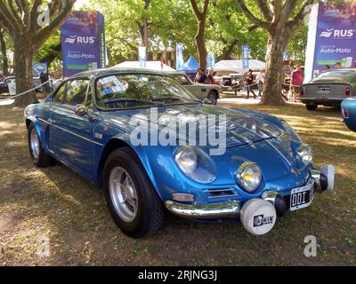 Blue sport 1969 Renault Alpine A110 1500G Berlinette coupé Michelotti Rally Racer sur la pelouse. Nature, herbe, arbres. Exposition de voitures classiques Autoclasica 2022 Banque D'Images