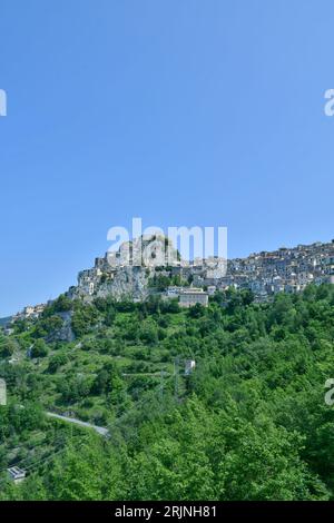 Le paysage entourant un village médiéval dans la région du Latium. Banque D'Images