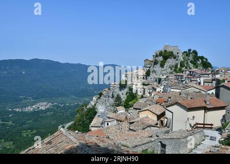 Le paysage entourant un village médiéval dans la région du Latium. Banque D'Images