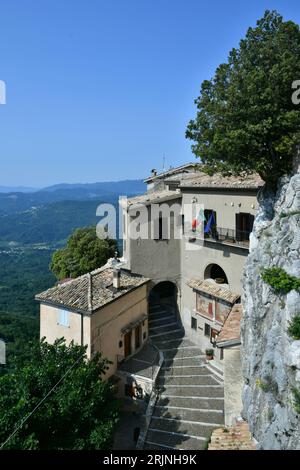 Le paysage entourant un village médiéval dans la région du Latium. Banque D'Images