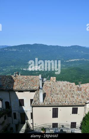 Le paysage entourant un village médiéval dans la région du Latium. Banque D'Images