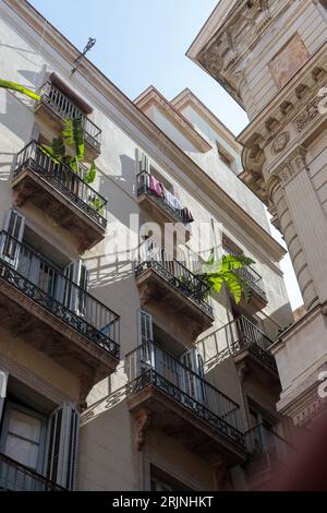 Barcelone, Espagne - 09 août 2023 balcons floraux de la Maison de ville historique à Barcelone Banque D'Images