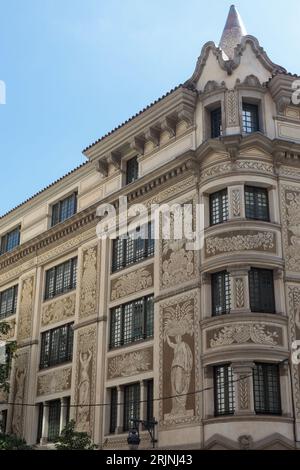Barcelone, Espagne - 09 août 2023 façade ornée de la Maison de ville historique de Barcelone Banque D'Images