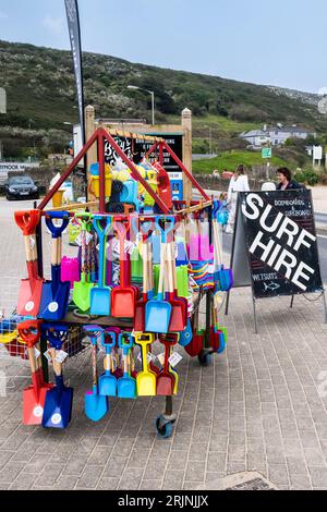 Jouets en plastique de plage nouveautés en vente sur un présentoir sur le bord de la route à Mawgan Porth, en Cornouailles, au Royaume-Uni. Banque D'Images