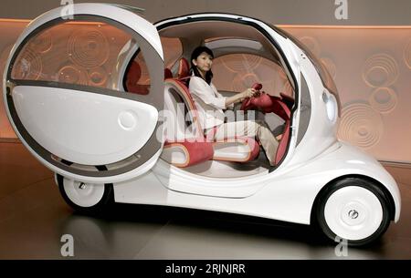 Bildnummer : 50955873 Datum : 19.10.2005 Copyright : imago/Xinhua concept car PIVO von Nissan auf der Tokyo Motor Show 2005 in Chiba - PUBLICATIONxNOTxINxCHN, Objekte , Personen ; 2005, Tokio, Messen, Automobilindustrie, Conceptcar, Conceptcars, voitures, Studie, Studien, Automobilmesse, Automobilmessen, Automobilausstellung, Automobilausstellungen, Designstudie, Designstudien, PKW, Fahrzeug, Fahrzeuge, Hostess, Hostessen, Messehostessen, Messehostessen; , quer, Kbdig, Einzelbild, Freisteller, industrie, Wirtschaft, Japon, , Banque D'Images