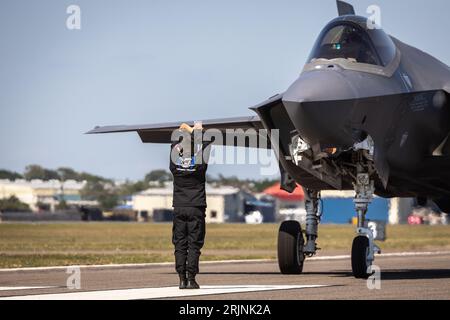 Les membres de l'US Air Force F-35 Demonstration Team assistent un Lockheed Martin F-35 lors d'un spectacle aérien. Banque D'Images