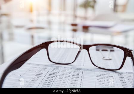 bureau avec lunettes et rapport financier Banque D'Images