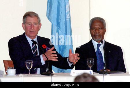 Bildnummer : 50971178 Datum : 01.11.2005 Copyright : imago/Xinhua Prinz Charles von Wales (li., GBR) und un-Generalsekretär Kofi Annan (GHA) anlässlich eines Besuchs des Prinzen im un-Hauptquartier in New York - PUBLICATIONxNOTxINxCHN, Personen ; 2005, New York, , Politiker, Besuch, , Adel, adlig, adliger, adlige, adelig, adeliger, adelige, Anan, Pressetermin ; , quer, Kbdig, Gruppenbild, close, internationale Politik, Politik, Vereinigte Staaten von Amerika, , People / Randbild, UNO, Nations Unies, Vereinte Nationen Banque D'Images