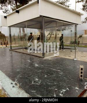 Bildnummer : 50969373 Datum : 31.10.2005 Copyright : imago/Xinhua Palästinensische Soldaten bewachen das Mausoleum von Jassir Arafat in Ramallah - PUBLICATIONxNOTxINxCHN, Personen , Gebäude, außen, Außenansicht; 2005, Ramallah, Westjanland, Mausoleen, Yasser, Sicherheitskräfte, Grab, Gräber, Grabmal, Grabmale, Grabstätte, Grabstätten, Ruhestätten, ; , hoch, Kbdig, Porträt, internationale Politik, , Militaer, Staat, peuple, , Israël, Palästina, palästinensische Autonomiegebie Bildnummer 50969373 Date 31 10 2005 Copyright Imago XINHUA soldats palestiniens gardent le Mausolée de Y. Banque D'Images