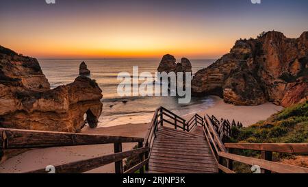 Cette superbe image capture la beauté de la plage de Camilo au lever du soleil Banque D'Images