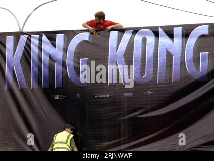 Bildnummer : 51025329 Date de référence : 14.12.2005 Copyright : imago/Xinhua Kinoplakat wird aufgehangen anlässlich der KING KONG Premiere in Wellington PUBLICATIONxNOTxINxCHN, Personen , Objekte ; 2005, Wellington, Kingkong, Kinoplakate, Plakat, Plakate, Schriftzug; , quer, Kbdig, Gruppenbild, film, Kunst, Neuseeland, , gens Banque D'Images