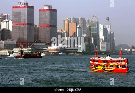 Bildnummer : 51030382 Date de référence : 11.12.2005 Copyright : imago/Xinhua Fähre im Hafen von Hong Kong - PUBLICATIONxNOTxINxCHN, Landschaft ; 2005, Hong Kong, Hong Kong, Hong Kong, Hong Kong, Hochhaus, Hochhäuser, Skyline, Häfen, Fähren, Fährschiff, Fährschiffe, Schiff, Schiffe; quer, Kbdig, totale, Meer, Küste, Chine, , Banque D'Images