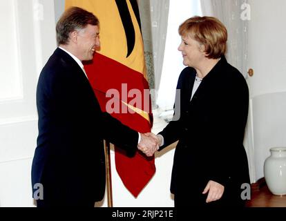 Bundespräsident Horst Köhler (GER/CDU) begrüßt Bundeskanzlerin Dr. Angela Merkel anlässlich des Neujahrsempfangs à Berlin - PUBLICATIONxNOTxINxCHN le Président fédéral Horst Köhler ger CDU a accueilli la Chancelière Dr. Angela Merkel lors de la nouvelle réception Yearu0026#39;s à Berlin PUBLICATIONxNOTxINxCHN Banque D'Images