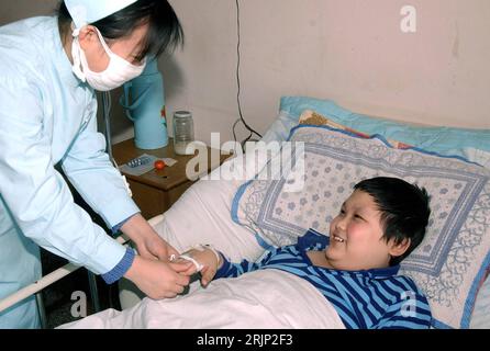 Bildnummer : 51065029 Datum : 13.01.2006 Copyright : imago/Xinhua Krankenschwester hält die hand eines kleinen Jungen der im Krankausbett liegt in der Klinik für Bluterkrankungen in Peking PUBLICATIONxNOTxINxCHN , Personen , optimistisch ; 2006, Pékin, Frau, Frauen, Krankenschwestern, patient, Patienten, Kinder, Junge, Lächeln, Krankenhaus, , Kliniken, Krankenhäuser, krank, kranker, erkrankt, Krankheit, Krankheiten, Krebs, Leukämie; , quer, Kbdig, Gruppenbild, fermer, Chine, Arbeitswelten, Gesellschaft, , Medizin, Wissenschaft, Gesundheit, Blutkrebs Banque D'Images