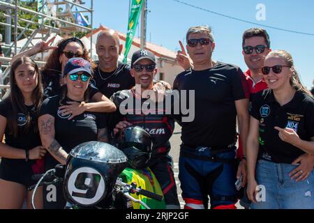 Le pilote Hugo Gonzalez à la ligne d'arrivée de la Bañeza après s'être proclamé champion dans la catégorie Eurotwin Banque D'Images