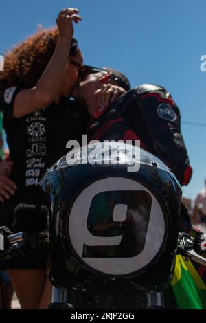 Le pilote Hugo Gonzalez à la ligne d'arrivée de la Bañeza après s'être proclamé champion dans la catégorie Eurotwin Banque D'Images