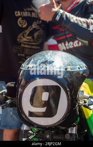 Le pilote Hugo Gonzalez à la ligne d'arrivée de la Bañeza après s'être proclamé champion dans la catégorie Eurotwin Banque D'Images