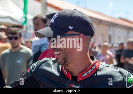 Le pilote Hugo Gonzalez à la ligne d'arrivée de la Bañeza après s'être proclamé champion dans la catégorie Eurotwin Banque D'Images