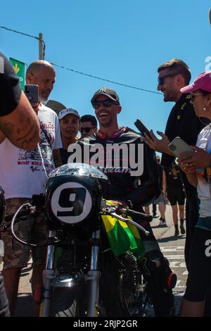 Le pilote Hugo Gonzalez à la ligne d'arrivée de la Bañeza après s'être proclamé champion dans la catégorie Eurotwin Banque D'Images