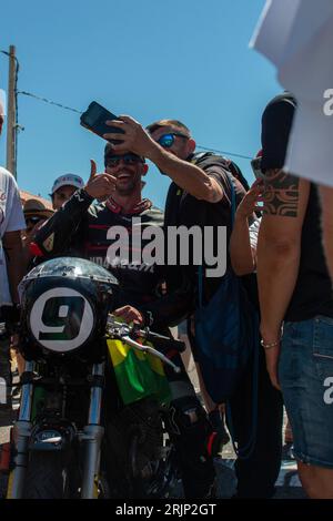 Le pilote Hugo Gonzalez à la ligne d'arrivée de la Bañeza après s'être proclamé champion dans la catégorie Eurotwin Banque D'Images