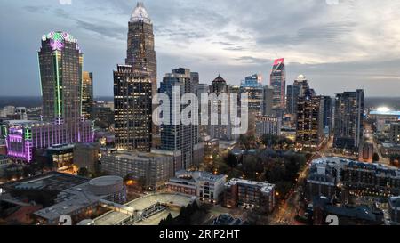 Une vue imprenable sur les gratte-ciel Uptown Charlotte, Caroline du Nord la nuit, illuminée par les lumières des nombreux bâtiments de la région Banque D'Images