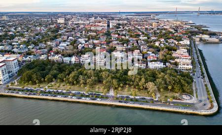 Une vue aérienne du front de la baie à Charleston, Caroline du Sud, avec beaucoup de véhicules stationnés le long de la rive Banque D'Images