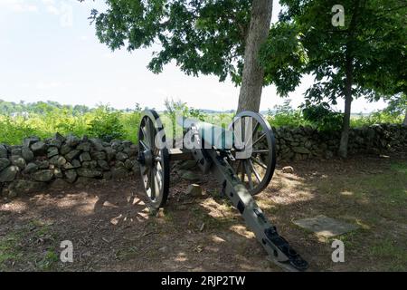 Un canon antique de guerre civile situé devant un mur de granit Banque D'Images