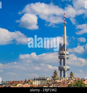 Tour Žižkov en été à Prague, République tchèque Banque D'Images