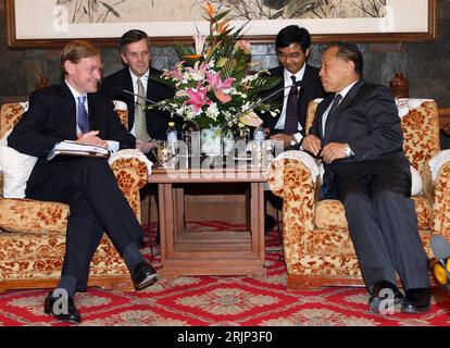 Bildnummer : 51076642 Date de référence : 24.01.2006 Copyright : imago/Xinhua Li Zhaoxing (re., CHN/Außenminister China) und Robert Zoellick (USA/Stellvertretender US Außenminister) während eines Gespräches in Peking PUBLICATIONxNOTxINxCHN, Personen ; 2006, Pékin, Politiker, Politik, ; , quer, Kbdig, Gruppenbild, internationale Politik, Politik, Chine, Randbild, personnes Banque D'Images