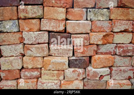 Un gros plan de mur de briques rouges par une journée ensoleillée Banque D'Images