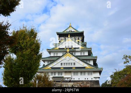 Un angle bas du château d'Osaka contre le ciel nuageux au Japon Banque D'Images