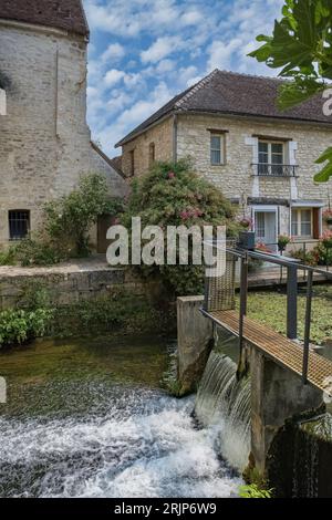 Chablis, petite ville de Bourgogne, maisons typiques au bord de la rivière Banque D'Images