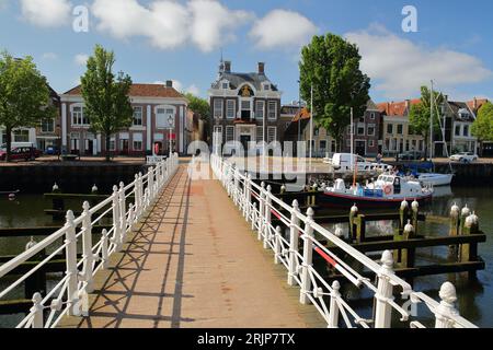 Le Stadhuis (Hôtel de ville) vu du pont Raadhuisbrug à Noorderhaven, Harlingen, Frise, pays-Bas Banque D'Images