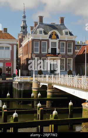 Le Stadhuis (Hôtel de ville) vu du pont Raadhuisbrug à Noorderhaven, Harlingen, Frise, pays-Bas Banque D'Images