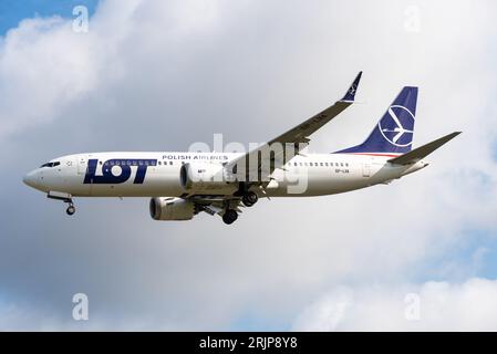 LOT Polish Airlines - Polskie Linie Lotnicze - Boeing 737-8 Max 8 avion de ligne à réaction SP-LVA en finale pour atterrir à l'aéroport de Londres Heathrow, Royaume-Uni. Pologne Banque D'Images