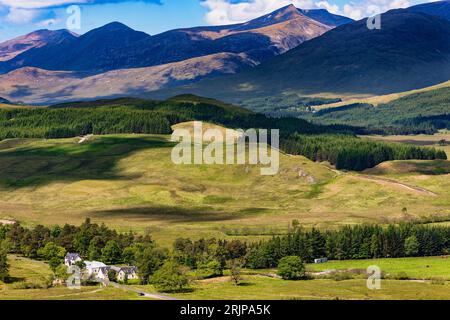 Spectaculaire Ben Nevis et chaîne de montagnes avec le Rannoch Moor à distance Banque D'Images