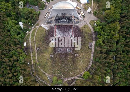 Photographie drone de grand concert en plein air dans un parc pendant la soirée d'été Banque D'Images