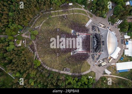 Photographie drone de grand concert en plein air dans un parc pendant la soirée d'été Banque D'Images