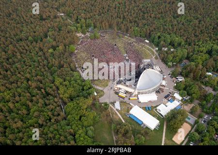 Photographie drone de grand concert en plein air dans un parc pendant la soirée d'été Banque D'Images