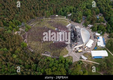 Photographie drone de grand concert en plein air dans un parc pendant la soirée d'été Banque D'Images
